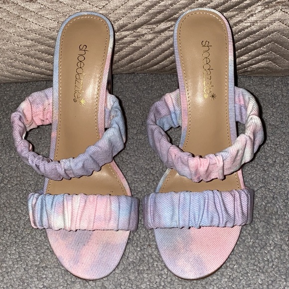 Cute high heels. Size 7. Clear heel - Picture 2 of 5